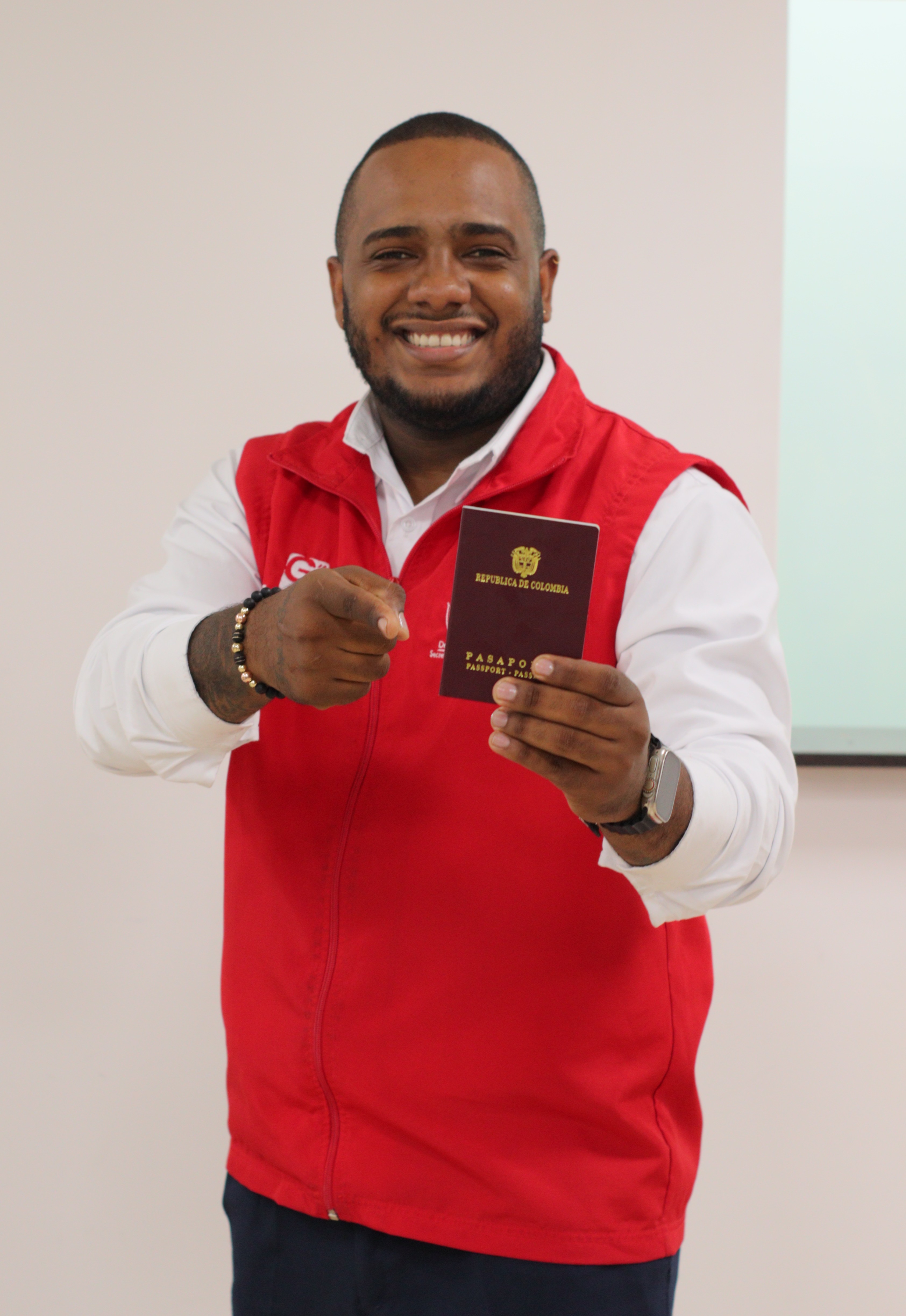 Foto persona con pasaporte